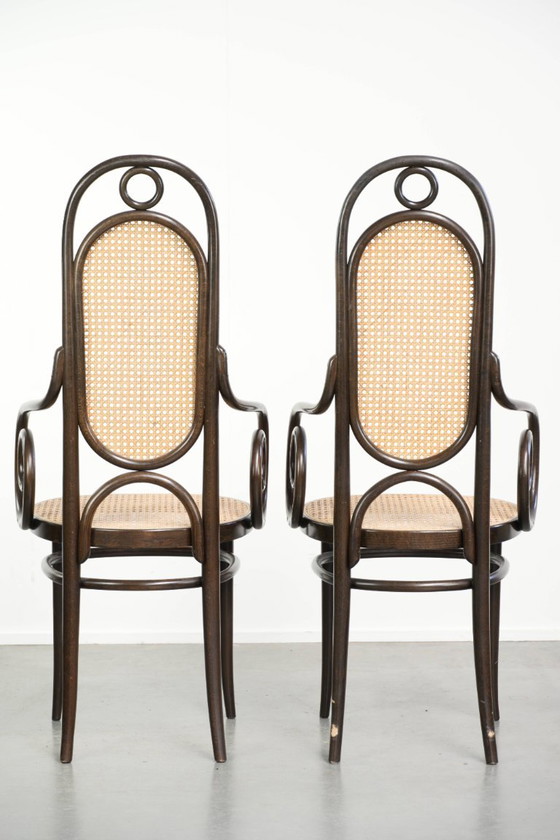 Image 1 of 2 chaises vintage originales Thonet, modèle Long John, avec accoudoirs, dossier haut, assise et dossier en sangles.