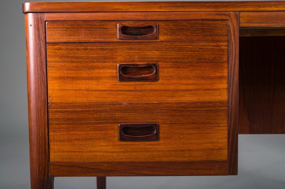 Image 1 of  Skandinavischer moderner asymmetrischer Palisander-Schreibtisch mit Barschrank, zugeschrieben H. Brockmann Petersen für Poul M.