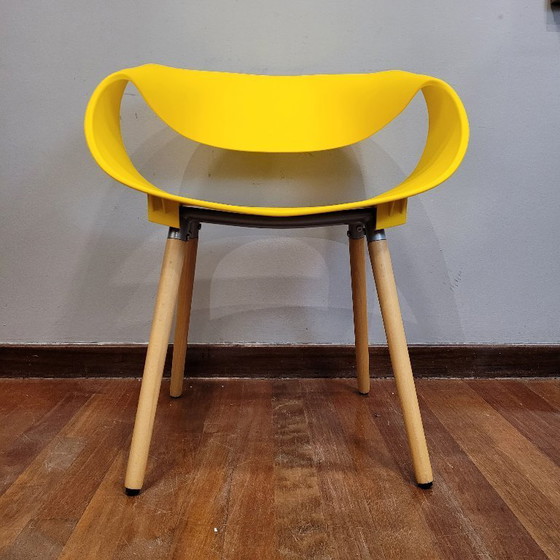 Image 1 of Paire de chaises jaunes, assise en PVC, design contemporain