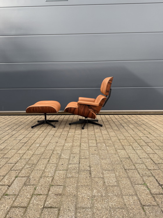 Image 1 of Poltrona lounge Vitra Eames XL + poggiapiedi, in pregiata pelle nera e palissandro Santos. NUOVA!!