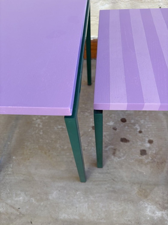 Image 1 of Set aus 2 Beistelltischen / Pflanzentischen, lila gestreift