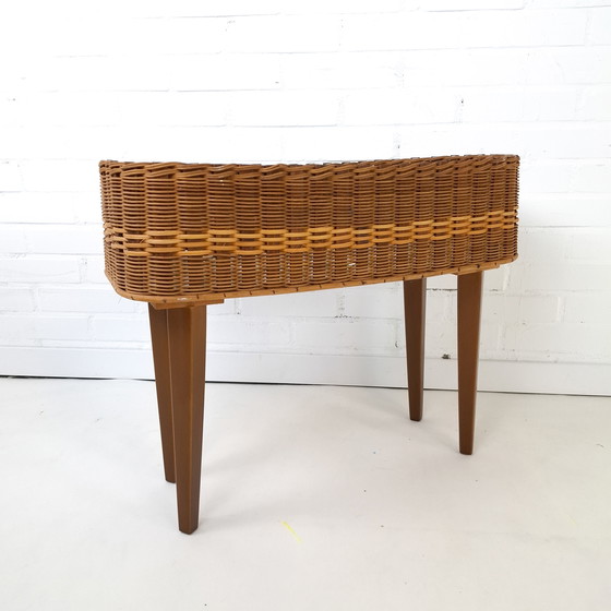 Image 1 of Fioriera vintage anni '60-'70 in legno e rattan, design danese.