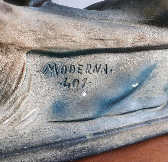 Image 1 of Un grand bâtiment Art-déco datant de début 1900 avec des femmes et des animaux.