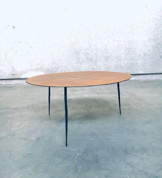 Image 1 of Mesa de centro de diseño moderno, delgada, de metal con tablero chapado en madera.