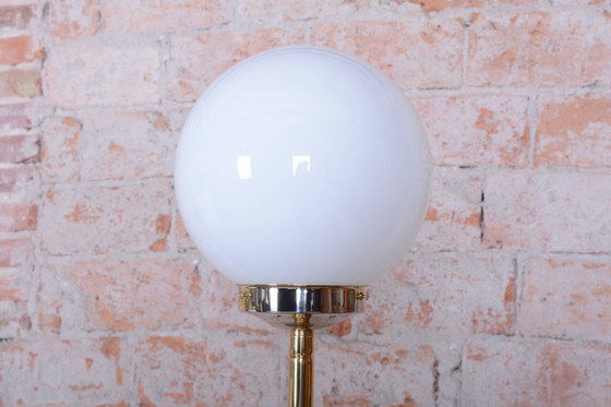 Gerestaureerde staande lamp uit het midden van de 20e eeuw, messing, opaalglas, Frankrijk, jaren 60. (photo 6 of 10)