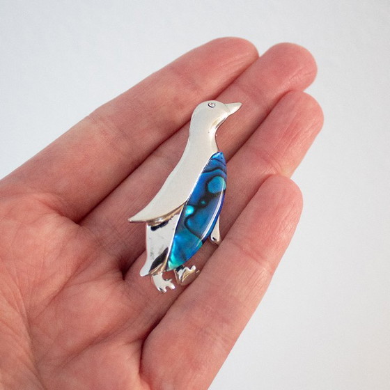 Image 1 of Broche pingouin vintage : nacre d'ormeau bleue et métal argenté
