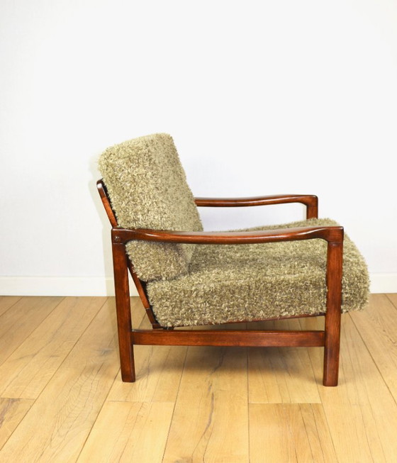 Image 1 of Fauteuil vintage en bois marron, cheveux longs vert olive, design de Z. Bączyk - 2 exemplaires disponibles