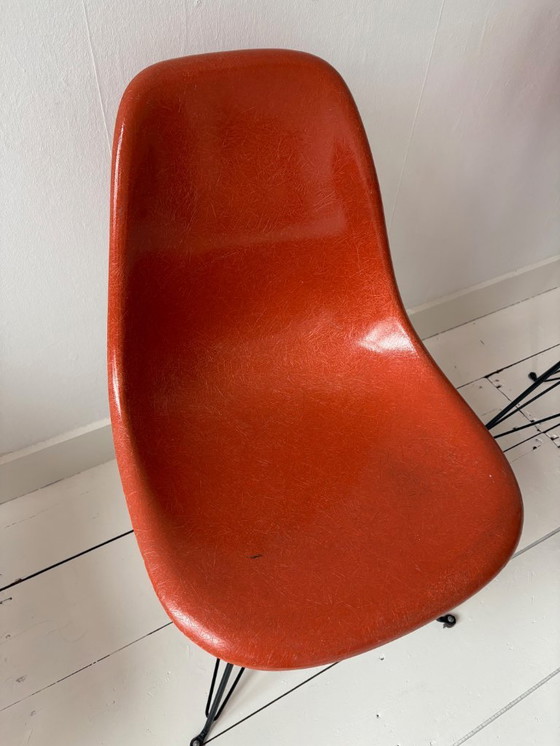 Image 1 of 4 chaises Eames originales en fibre de verre Herman Miller – Orange – Piètement Eiffel (DSR)