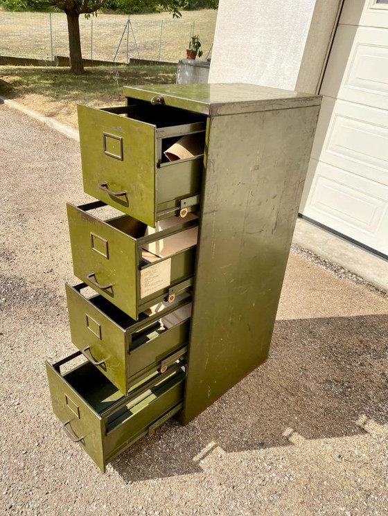 Image 1 of Antieke metalen archiefkast in militaire stijl met 4 laden, geschikt voor archivering, opslag of het ordenen van documenten.