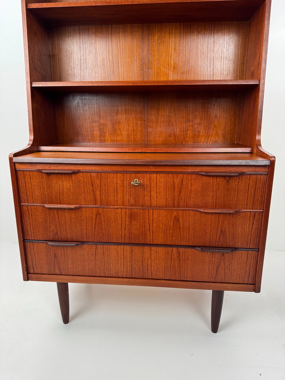 Image 1 of Deense teakhouten boekenkast met uitschuifbaar bureau – elegante werkplek in mid-century stijl