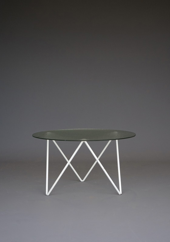 Image 1 of Minimalistischer niederländischer runder Couchtisch. 1950S