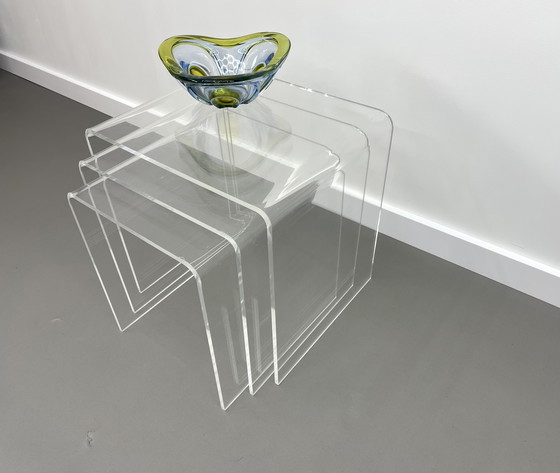 Image 1 of Ensemble de 3 tables d'appoint vintage en verre acrylique 60s