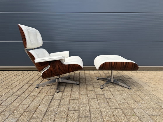 Image 1 of Poltrona lounge originale Vitra Eames + poggiapiedi Santos in palissandro e pelle bianca 10/10