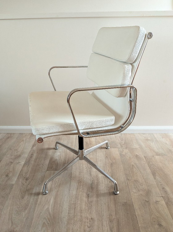 Image 1 of Vintage bureaustoel met zachte zitting en vierpootonderstel – toegeschreven aan ICF / Eames EA 208