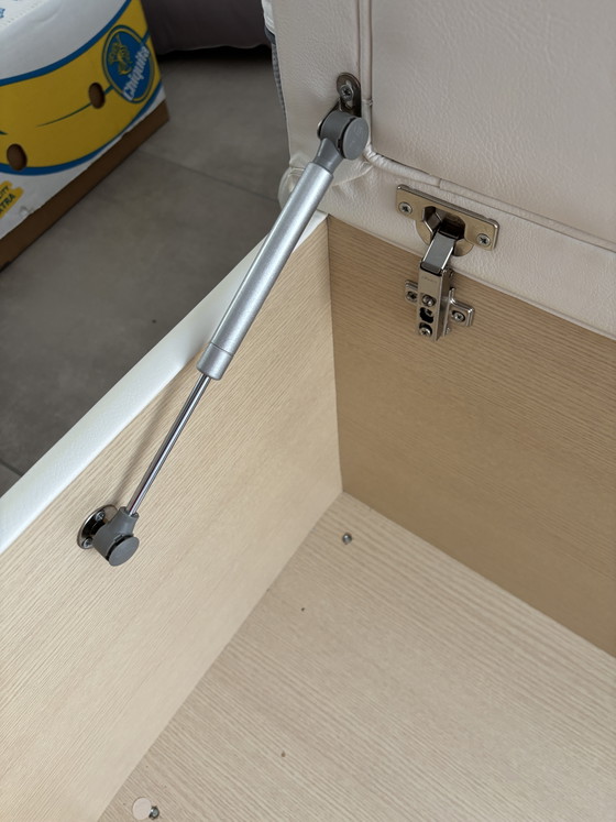 Image 1 of Repose-pieds avec grand espace de rangement