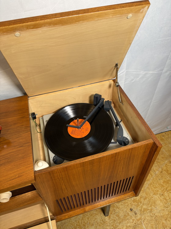 Image 1 of Mid-century retro vintage dressoir van gevlamd teakhout met radiogram – Loewe radio en platenspeler (jaren 1960-1970)
.