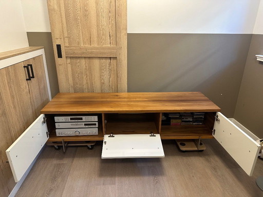 Mueble de TV Bert Plantagie de nogal.