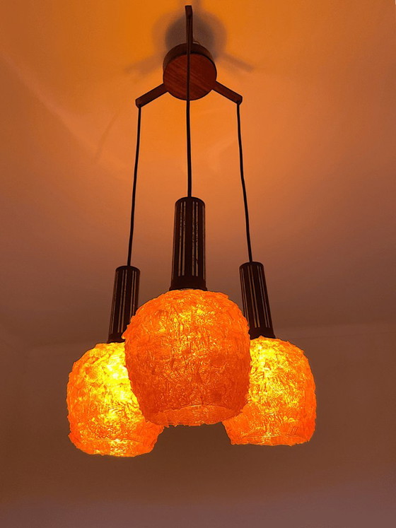 Space Age Orange Lucite Spaghetti 3-Light Cascading Hanging Light Chandelier, 1970s – Wood (photo 4 of 11)