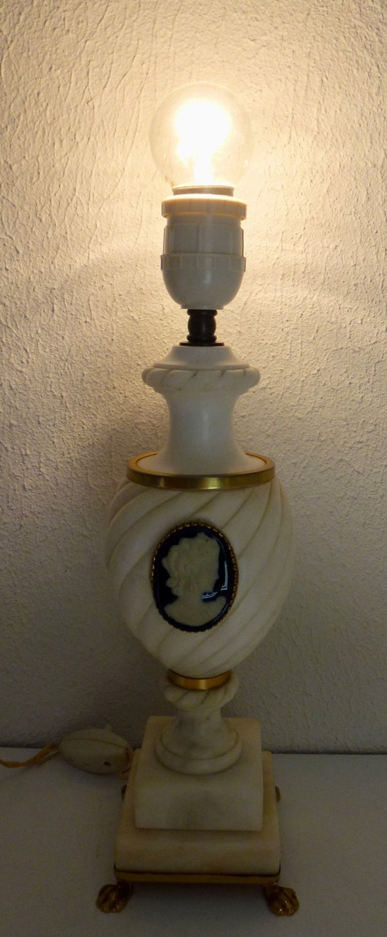 Image 1 of Antieke Franse tafellamp met Cameo is vervaardigd uit onyx.