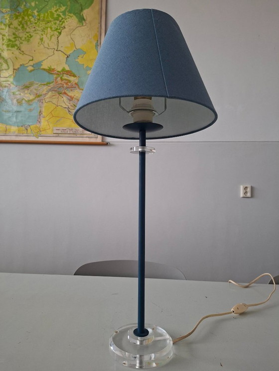 Image 1 of Lampe de table au design vintage avec base en plexiglas – métal bleu – style années 80/90