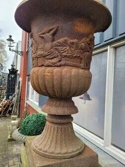 Grote oude gietijzeren plantenbak op sokkel, Bruin, Vintage (foto 6 van 7)
