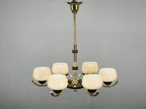 Image 1 of Lustre italien en laiton avec abat-jour en verre opalin, années 1950