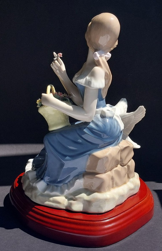 Image 1 of Large porcelain figurine: Lady with a goose and basket of flowers