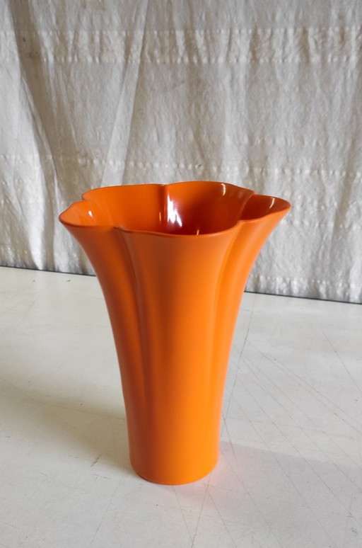 Jarrón vintage de plástico naranja - mediados del siglo XX