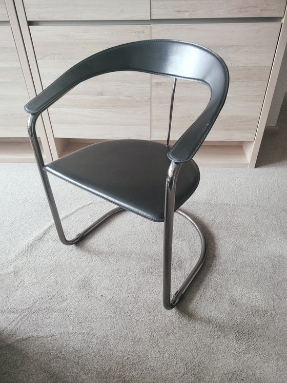 Image 1 of Ensemble de 6 chaises cantilever design italiennes – Chrome et noir – Fabriquées en Italie