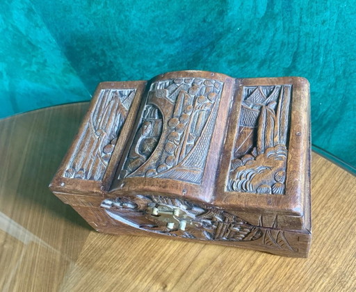 Vollständig aus Kampferholz geschnitzte Schachtel. Spätes 19. / frühes 20. Jahrhundert – decoratieve objecten, Wood