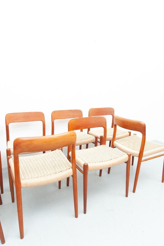 Image 1 of 8 sedie da pranzo modello 75 in teak di Niels Otto Møller per J. L. Møller Møbelfabrik (anni '50)