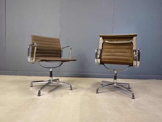 Image 1 of Paire de chaises de bureau vintage Eames pour Herman Miller EA108 Alu Range, années 1980 - lot de 6