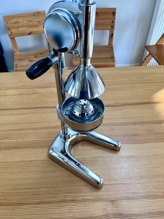Image 1 of Vintage industrial mid century style horeca manual citrus squeezer / juicer made from heavy steel 