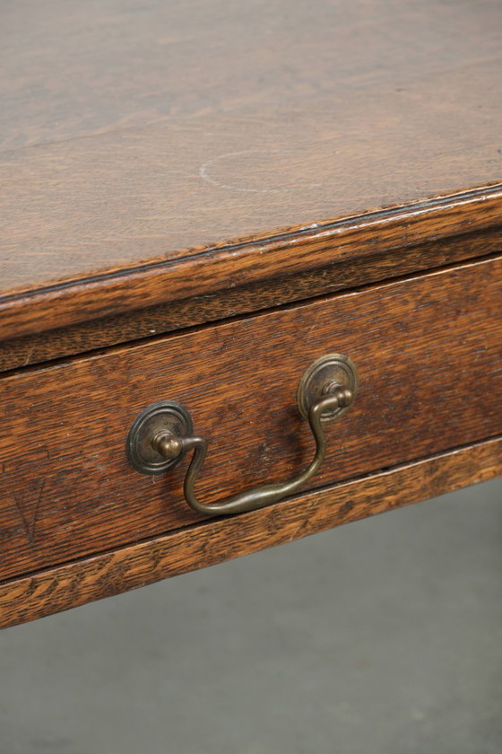 Image 1 of Antieke Engelse salontafel van eikenhout uit de 20e eeuw met twee lades