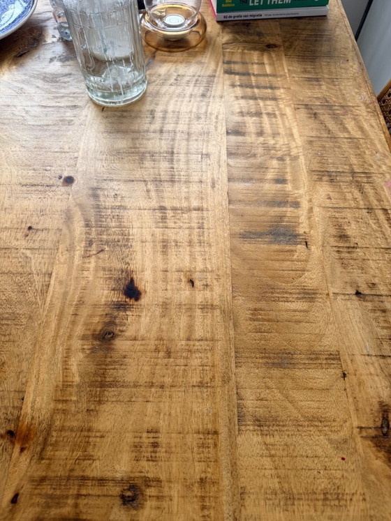 Image 1 of Mesa de comedor industrial de madera de mango con base de metal.