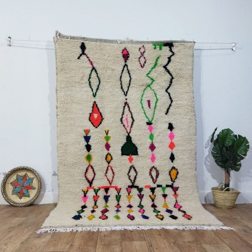 Alfombra bereber colorida – Alfombra marroquí hecha a mano con motivos simbólicos (240 × 150 cm)