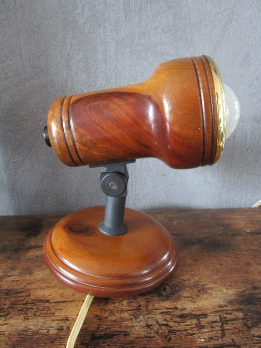 Foco de madera antiguo con borde "dorado".