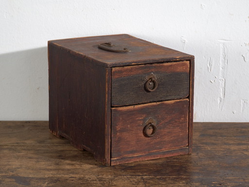 Petite commode japonaise laquée antique à deux tiroirs – Japon, circa 1910