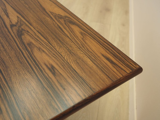 Mesa de centro danesa de palisandro con estante, diseño moderno escandinavo de la década de 1960. (photo 10 of 12)