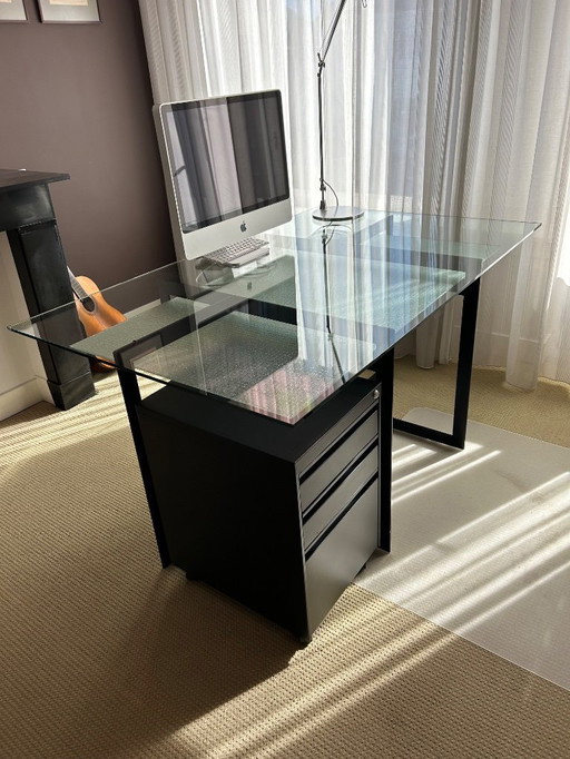 Bureau Van Glas en Staal