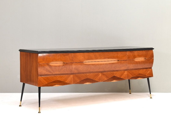 Image 1 of Credenza italiana attribuita a Vittorio Dassi in noce, vetro e ottone - anni '50