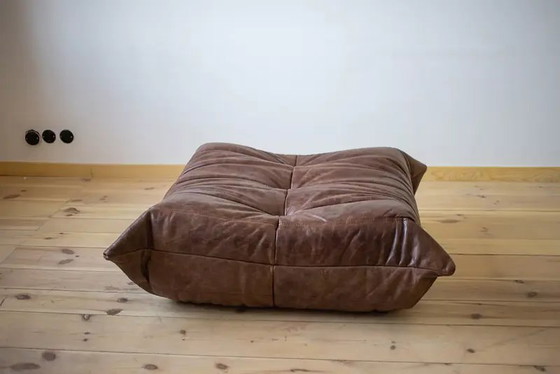 Togo fauteuil + voetenbank set in pull-up leer – walnootbruin | Michel Ducaroy | – Michael Ducaroy, Leather (photo 5 of 10)