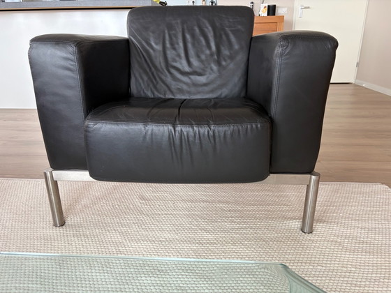 Fauteuil en cuir noir avec cadre couleur argent (photo 8 of 10)
