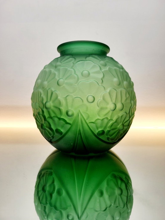Image 1 of Art-Deco-Vase aus mattiertem, grünem Pressglas mit floralem Dekor