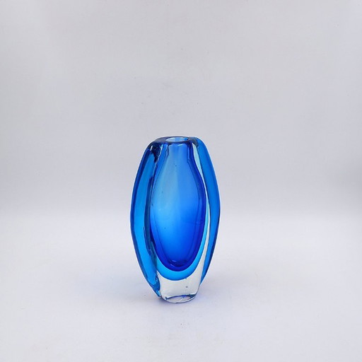 Ovale Glasvase in Blautönen, im Stil von Sommerso