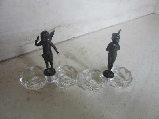 Image 1 of 2 recipientes para salero y pimentero con forma de ángeles querubines de cristal y metal negro (a uno de ellos le falta un ala) 