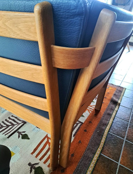 Divano a tre posti Getama in pelle blu scuro e legno di quercia, Hans Wegener GE 280 for GETAMA 1980 (foto 3 di 10)