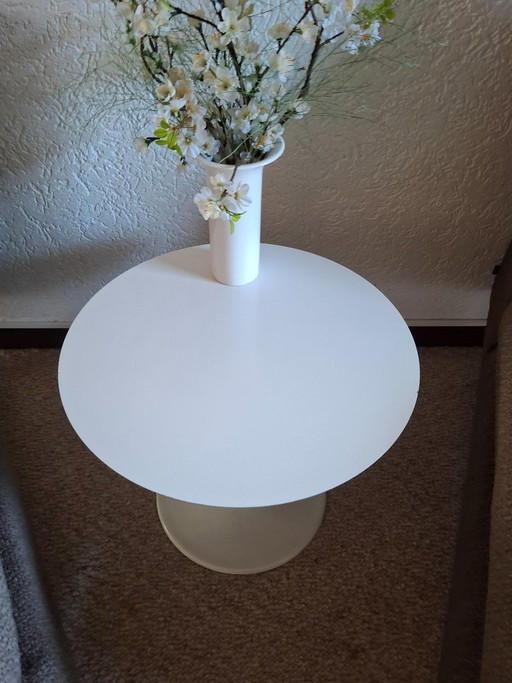 Mesa auxiliar vintage redonda blanca modelo rulip 1970