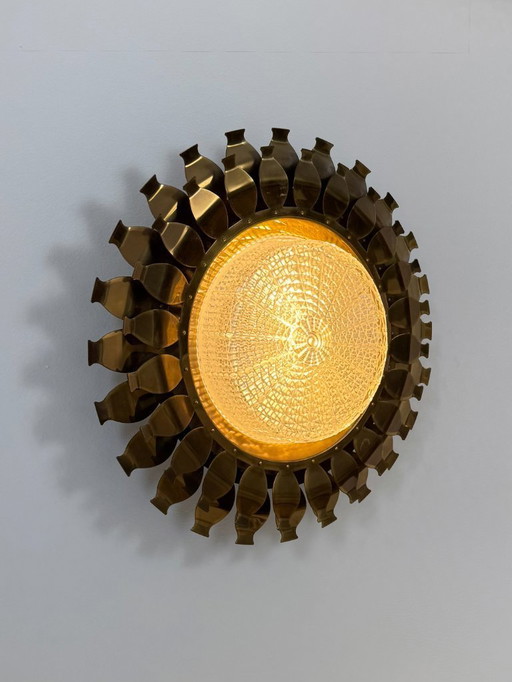 Applique da parete vintage in ottone e vetro stampato pressato, Svezia, 1960