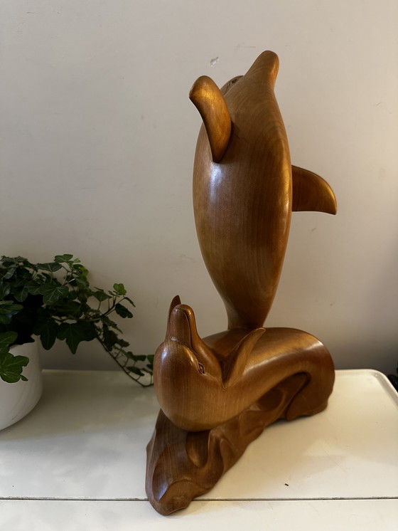 Image 1 of Handgeschnitzte Delfinstatue aus Holz